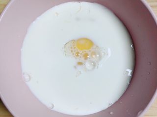 6、南瓜烤吐司布丁,在碗中再加入一些牛奶。