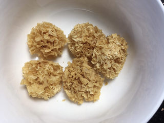 1、紫薯银耳粥,准备适量银耳