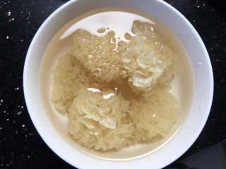 2、紫薯银耳粥,加入清水