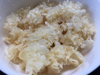 4、紫薯银耳粥,去掉根部清晰赶紧，然后撕小块