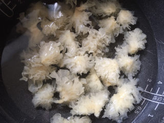 5、紫薯银耳粥,放入电饭锅，加水