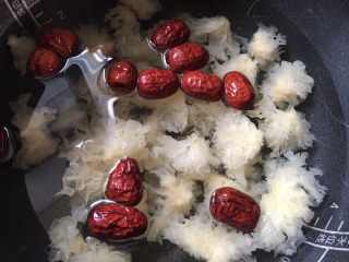 6、紫薯银耳粥,加入红枣，按煮银耳粥键煮熟即可