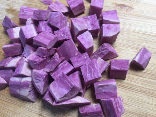 7、紫薯银耳粥,紫薯切小粒