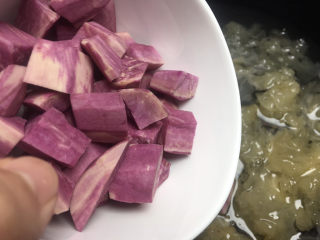 8、紫薯银耳粥,银耳煮熟煮后加入紫薯
