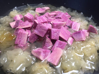 9、紫薯银耳粥,再煮8分钟