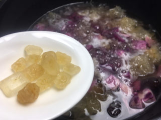 10、紫薯银耳粥,加入冰糖