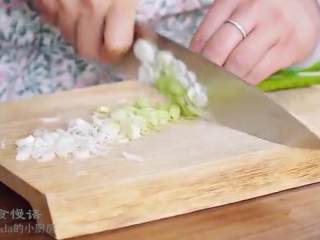 3、葱油饼,切葱花