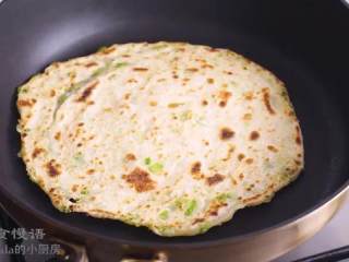 9、葱油饼,热锅，放入饼 ，等一面变半透明翻面，中间鼓起来即可