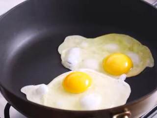 10、葱油饼,热锅倒油，煎两个鸡蛋