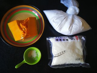 1、千层手撕南瓜馒头,准备材料如图。