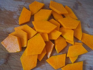 3、千层手撕南瓜馒头,切成薄片。