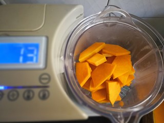 4、千层手撕南瓜馒头,放入辅食机里蒸熟，没有辅食机用蒸锅，只要蒸熟就行。