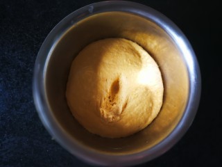 9、千层手撕南瓜馒头,面团2倍大，里面呈马蜂窝状，用手指插进去不回缩不塌陷表示已经发酵好，这个天一个多小时就可以发好。