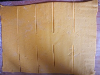 11、千层手撕南瓜馒头,用刀上下划开8刀，留中间不要切断。