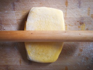 17、千层手撕南瓜馒头,擀面杖轻轻擀一下使面皮紧紧贴合，不要太用力。