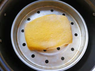 18、千层手撕南瓜馒头,锅里烧温水关火，放入生馒头胚进行二次发酵，约15分钟，再开大火蒸12分钟关火不开盖，焖3分钟，取出放凉切成自己喜欢的形状即可。