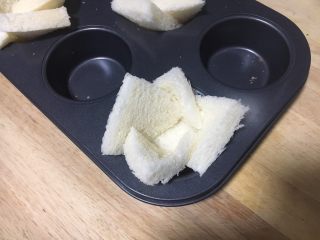 10、吐司披萨盏,将吐司放在模具里,花朵错开摆放。