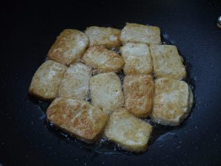 5、川辣红烧豆腐,豆腐煎炸至两面金色