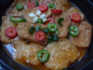 12、川辣红烧豆腐,下辣椒稍煮片刻，撒葱，淋麻油，关火