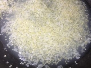 5、双米雪梨粥,待二米都煮开花，放入雪梨。