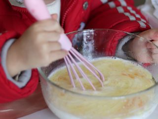 3、巧克力毛巾卷,搅拌均匀，不要打发。