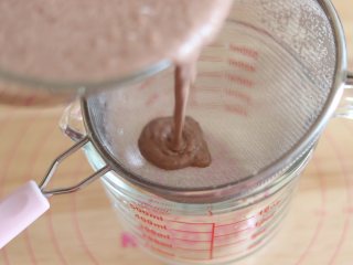 8、巧克力毛巾卷,所以我们需要过筛1-2次。