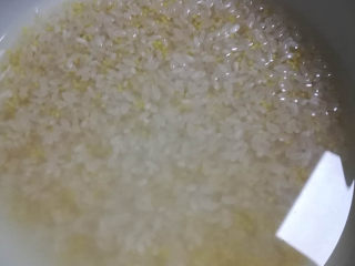 1、一款很不错的清理肠胃的辅食——五彩素营养粥,大米小米淘洗干净，放入电饭煲，按煮粥键。