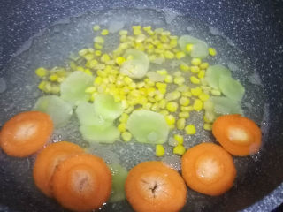 2、一款很不错的清理肠胃的辅食——五彩素营养粥,烧一锅开水，先放入胡萝卜，再放莴笋、玉米焯水