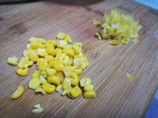 3、一款很不错的清理肠胃的辅食——五彩素营养粥,烧一锅开水，先放入胡萝卜，再放莴笋、玉米焯水