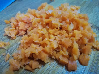 5、一款很不错的清理肠胃的辅食——五彩素营养粥,胡萝卜剁成碎粒，剁成适合自家宝宝适合吞咽的大小