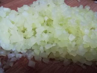 6、一款很不错的清理肠胃的辅食——五彩素营养粥,莴笋剁碎，剁成适合自家宝宝适合吞咽的大小