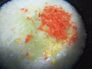 7、一款很不错的清理肠胃的辅食——五彩素营养粥,莴笋剁碎，剁成适合自家宝宝适合吞咽的大小