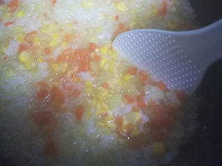 8、一款很不错的清理肠胃的辅食——五彩素营养粥,莴笋剁碎，剁成适合自家宝宝适合吞咽的大小