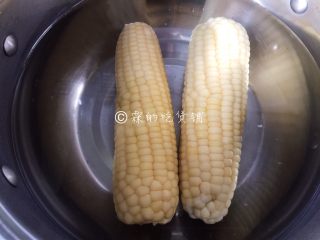 1、奶香烤玉米,玉米先煮熟，随后用厨房纸巾吸干水分。