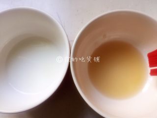 3、奶香烤玉米,搅拌均匀，再把牛奶准备好。