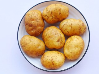 2、好吃到吮指的烤薯角,土豆洗净。