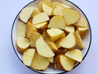 3、好吃到吮指的烤薯角,切成船型，再冲洗然后擦干水份。