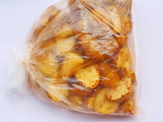 6、好吃到吮指的烤薯角,袋子口捏紧，来回晃动使土豆沾满调料，静置10分钟使其入味。