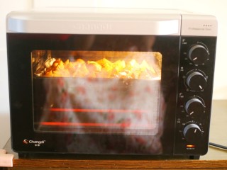 9、好吃到吮指的烤薯角,推入预热好的烤箱，中层200度上下火30分钟，中途取出给土豆翻个面，出现焦边就可以。