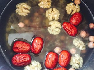 3、腊八粥,然后将食材放入电饭煲里加入足够的热水