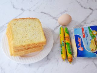 1、芝士火腿吐司卷,准备好材料