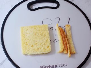 2、芝士火腿吐司卷,吐司切去四边