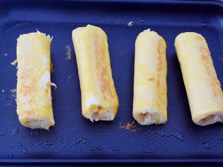12、芝士火腿吐司卷,小火煎至吐司卷表面全部焦黄色即可