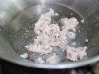 7、麻婆豆腐,滑入虾肉末，炒散