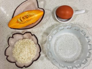 1、宝宝辅食8M➕：南瓜蛋黄十倍粥,准备好所有食材