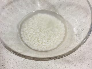 2、宝宝辅食8M➕：南瓜蛋黄十倍粥,大米和清水按照1:10的比例称好，基本上是50G大米➕850ML的水，或者可以直接用小量杯，一杯的米配上十杯的水，大米提前浸泡一小时