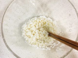 3、宝宝辅食8M➕：南瓜蛋黄十倍粥,淘洗干净后➕入几滴核桃油并搅拌均匀（提前浸泡能够让米充分吸收水分，放油可以使米粒在下锅的时候充分吸收周围的热水，更容易使米粒煮开花，同时粥也会更棉滑。）