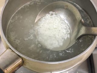 4、宝宝辅食8M➕：南瓜蛋黄十倍粥,水倒入锅中煮开后放米，大火煮两分钟后转小火煮二十分钟