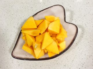 5、宝宝辅食8M➕：南瓜蛋黄十倍粥,煮粥的同时将南瓜去皮切小块