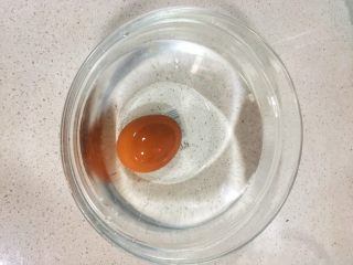 7、宝宝辅食8M➕：南瓜蛋黄十倍粥,将鸡蛋迅速放入一碗冷水中（会更容易剥壳）